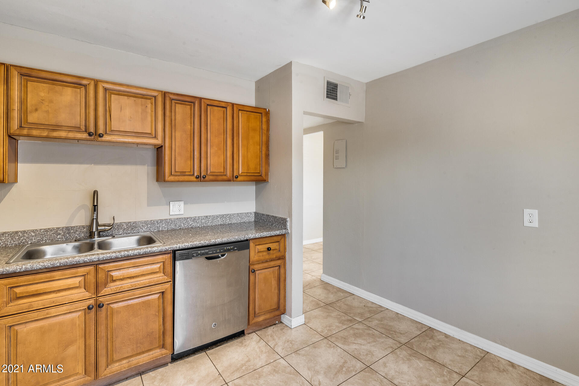 3026 West Monte Vista Road Phoenix, AZ 85009 - Photo 16 of 29