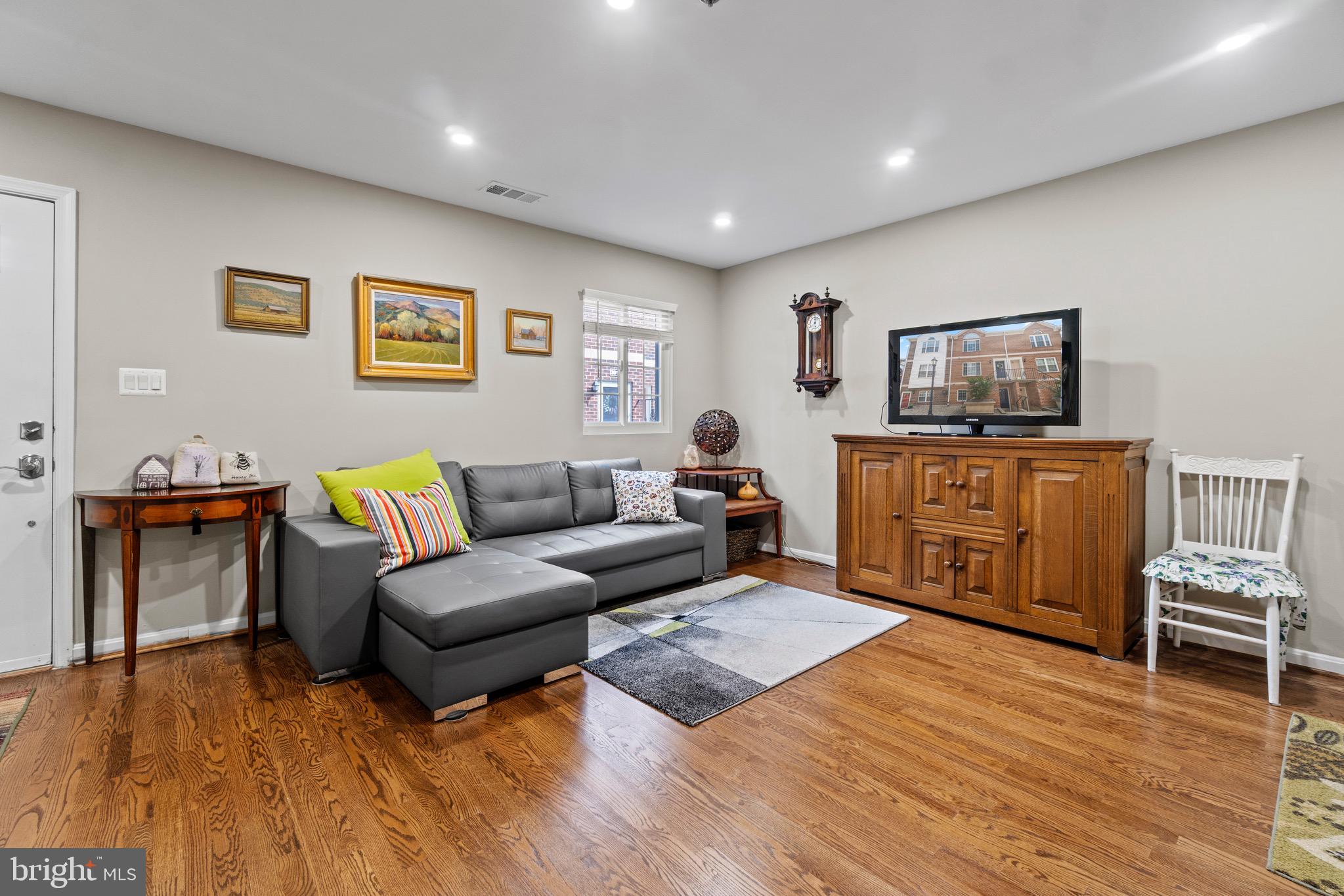 3032 South Glebe Road Arlington, VA 22206 - Photo 20 of 38 Lower level Living area