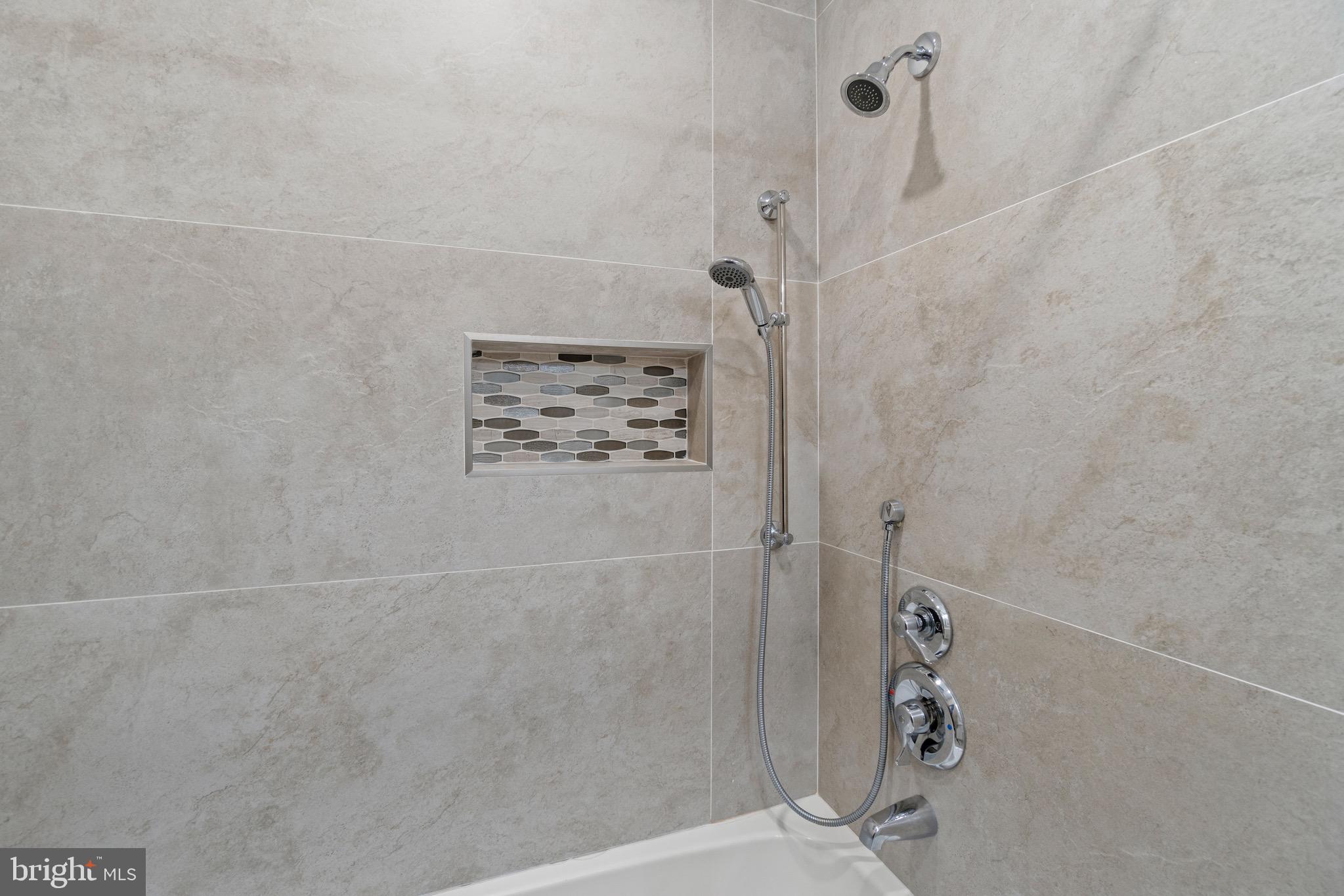 3032 South Glebe Road Arlington, VA 22206 - Photo 25 of 38 Full Bathroom down the hall from 3rd bedroom