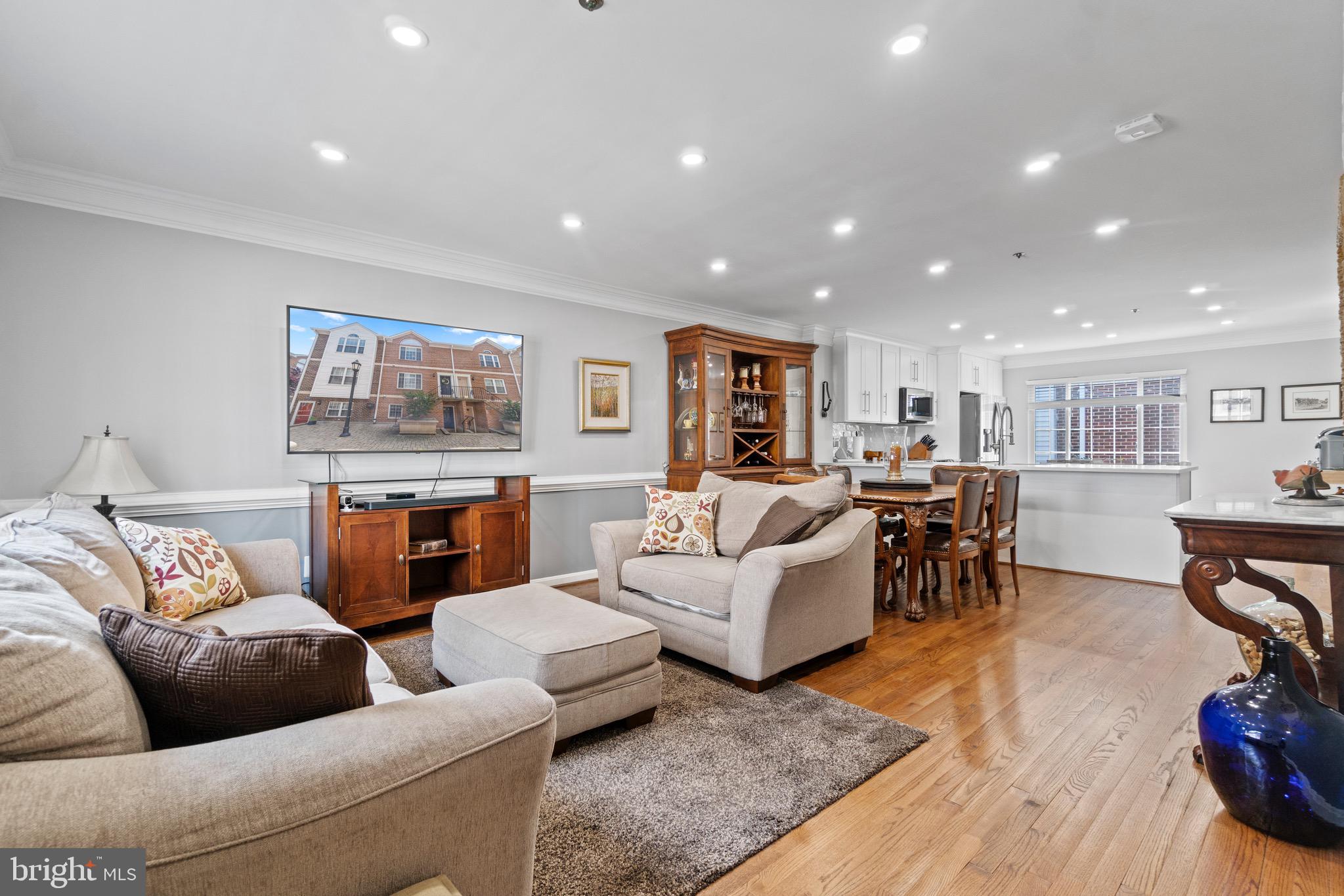 3032 South Glebe Road Arlington, VA 22206 - Photo 3 of 38 Upper level living area