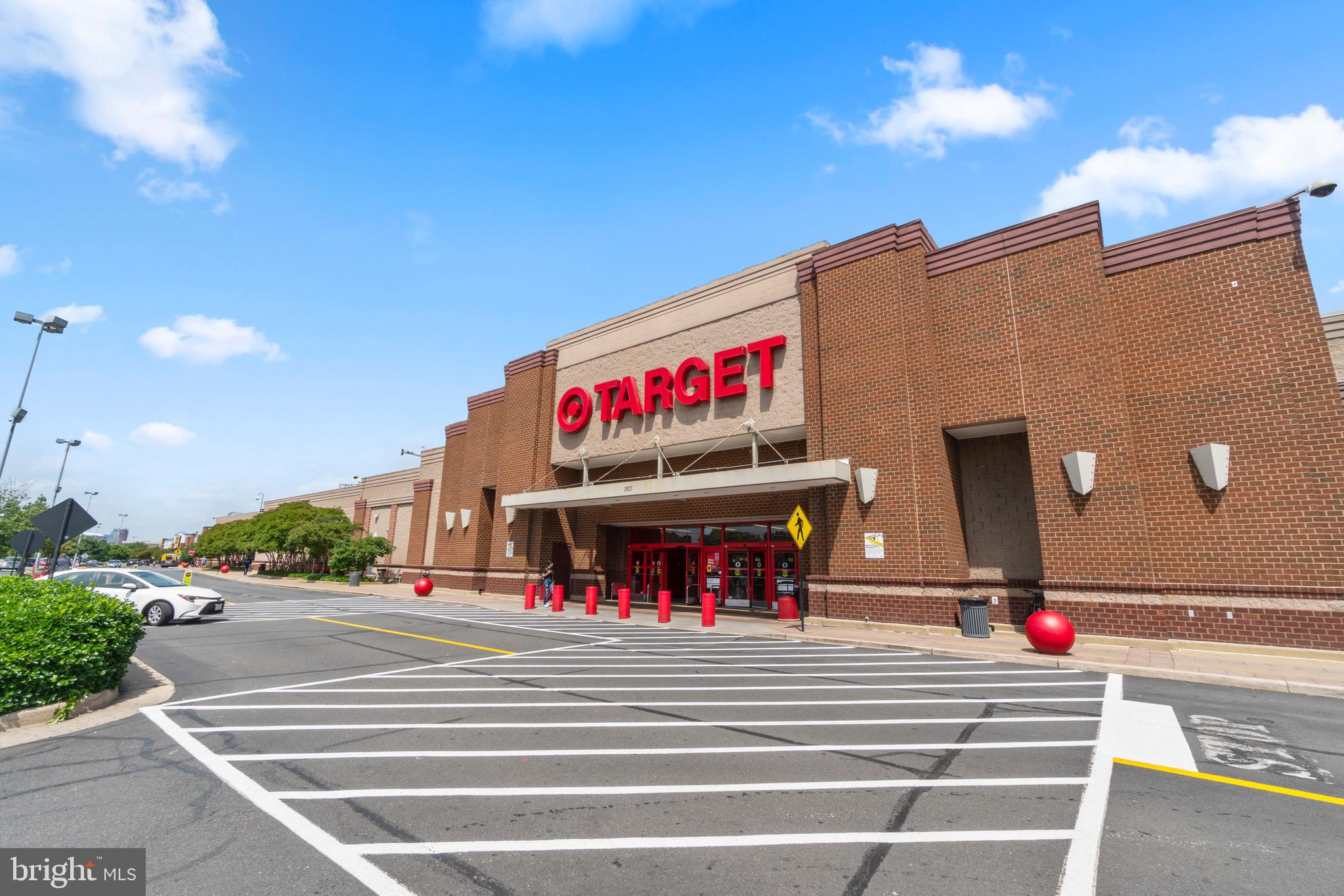 3032 South Glebe Road Arlington, VA 22206 - Photo 35 of 38 Amazing convenience