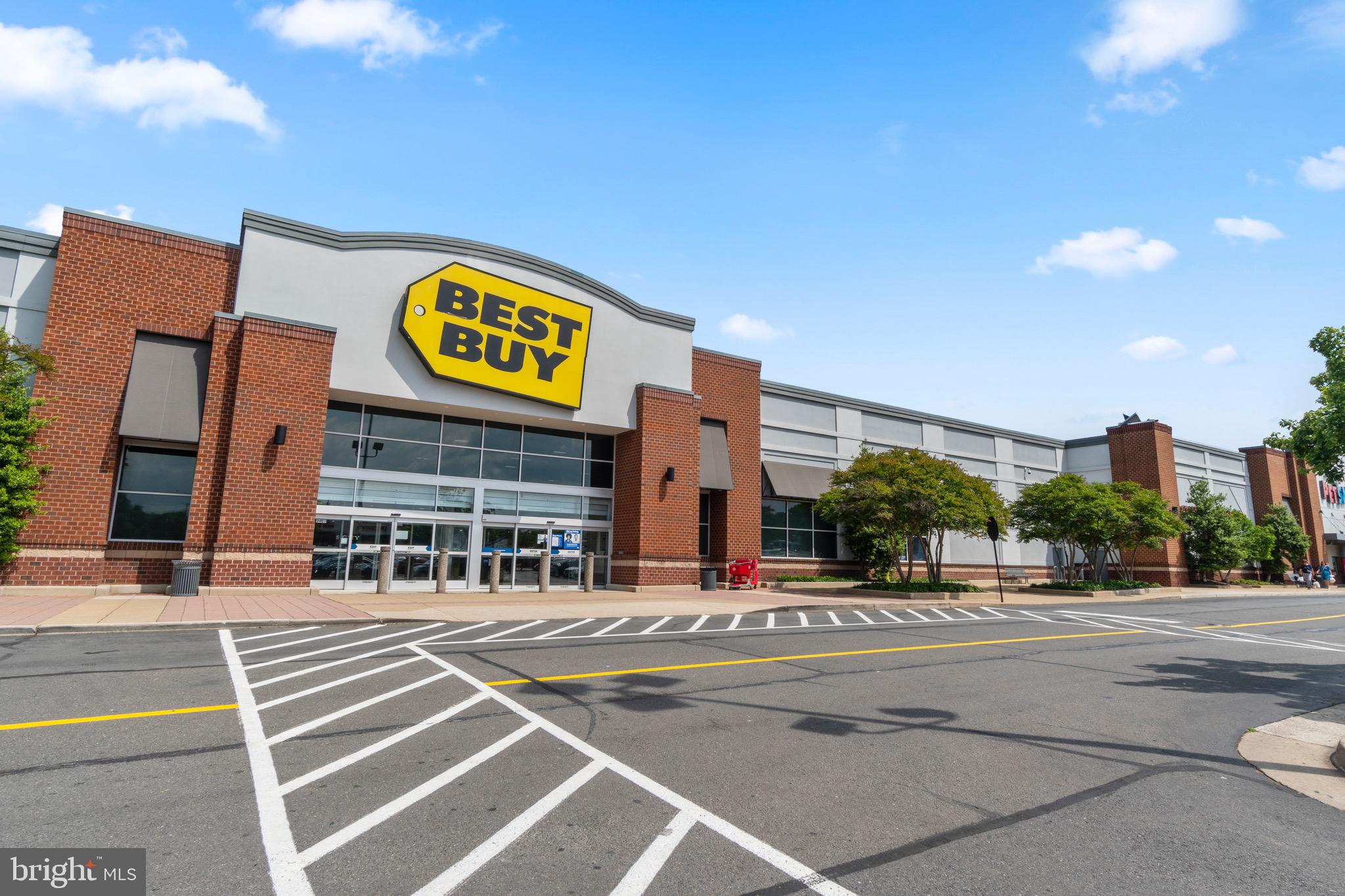 3032 South Glebe Road Arlington, VA 22206 - Photo 36 of 38 All the stores you need are nearby!