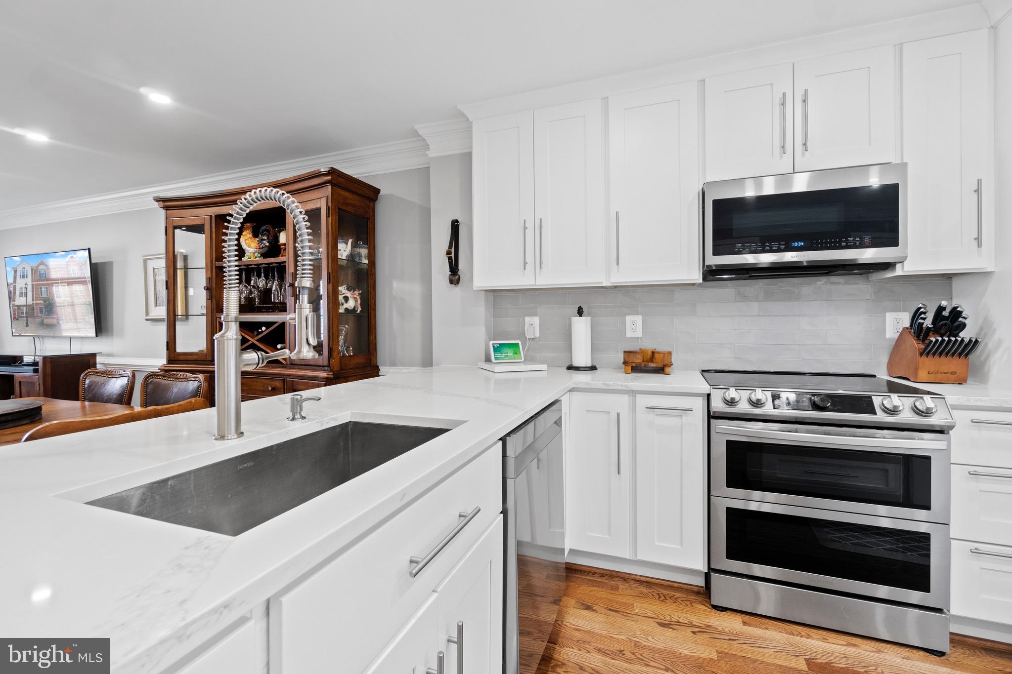 3032 South Glebe Road Arlington, VA 22206 - Photo 7 of 38 Open to the dining area