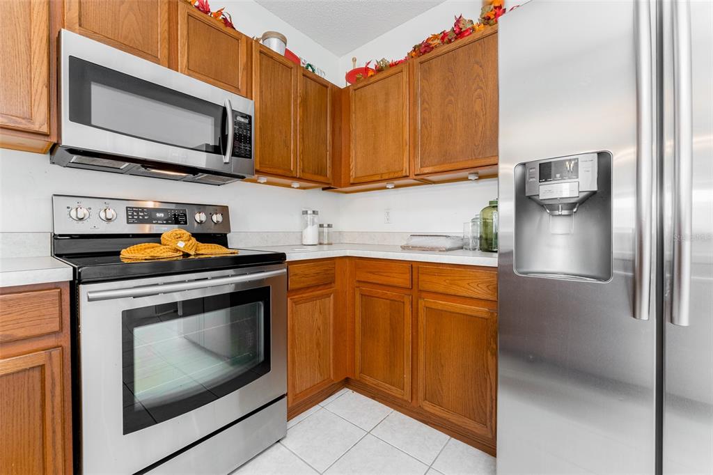 10423 Heron Lake Drive Riverview, FL 33578 - Photo 10 of 30 a kitchen with stainless steel appliances granite countertop a refrigerator stove and microwave