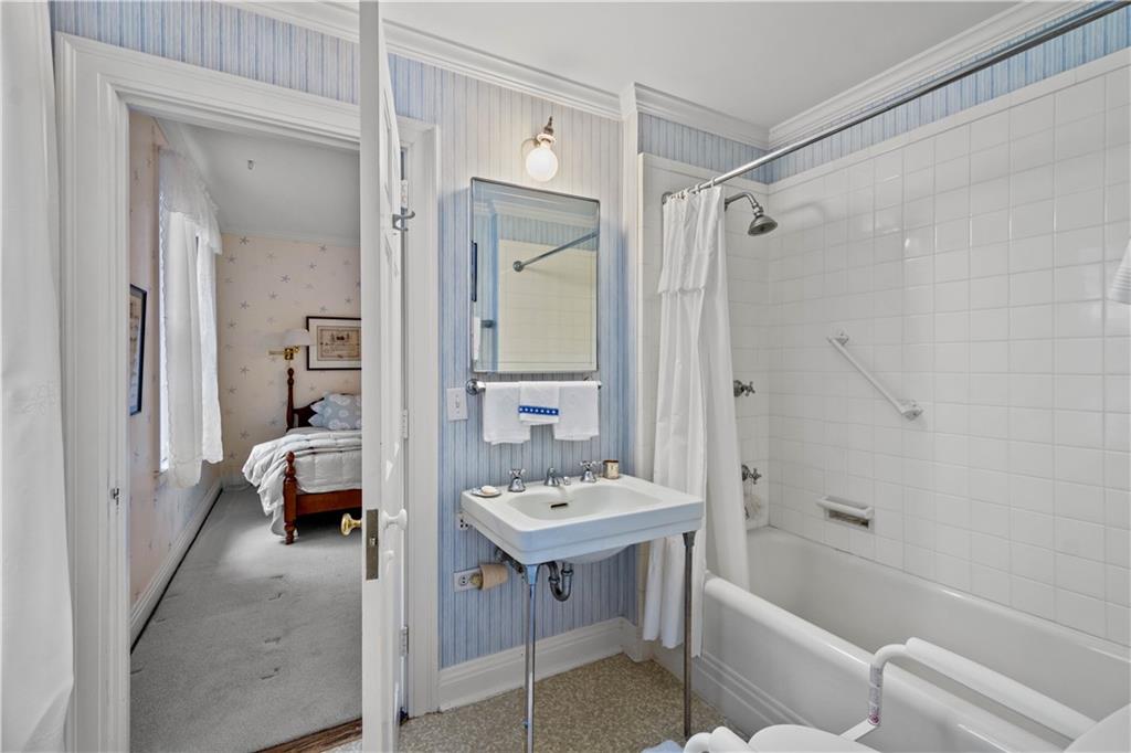 604 Poia Road Sewickley, PA 15143 - Photo 18 of 25 a bathroom with a tub a sink and a mirror