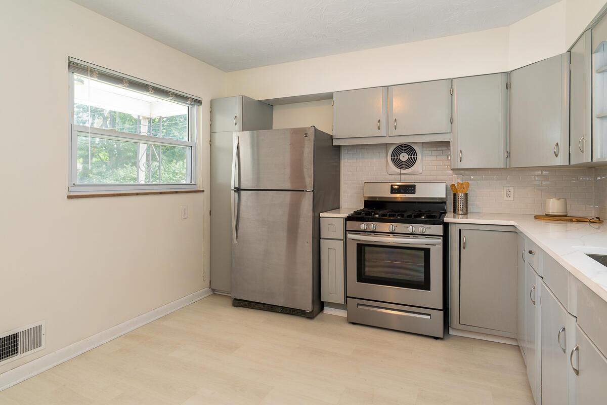 2705 Cranford Road Columbus, OH 43221 - Photo 8 of 30 LVF Floor & Quartz Counter