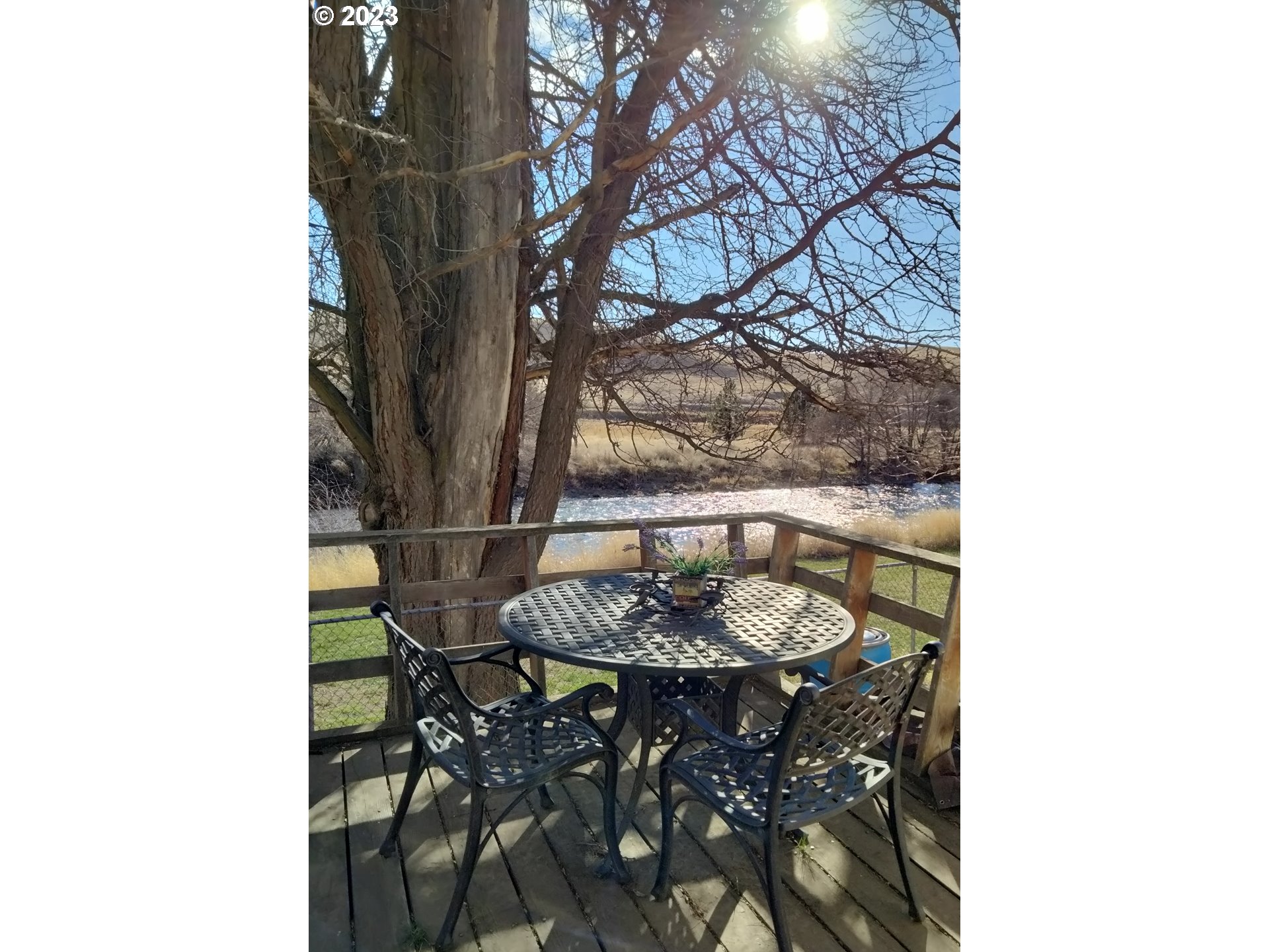 37418 Rieth Road Echo, OR 97826 - Photo 3 of 11 a balcony with table and chairs