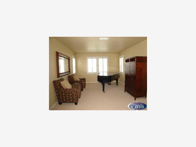 626 Lan Way Ripon, CA 95366 - Photo 6 of 12 a living room with furniture and a potted plant