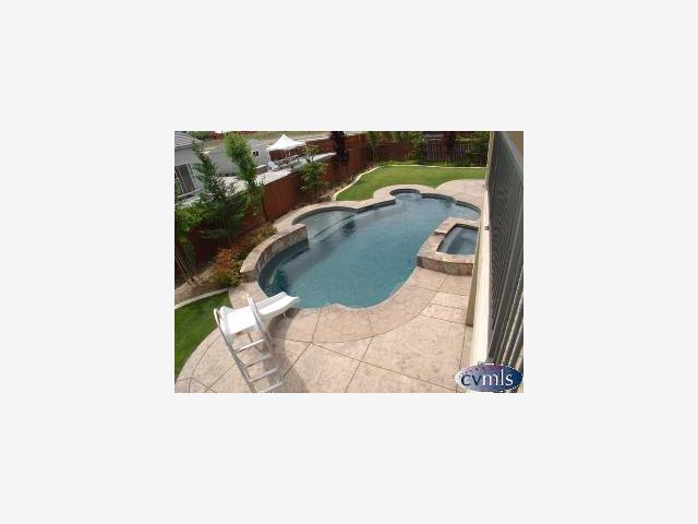 626 Lan Way Ripon, CA 95366 - Photo 10 of 12 a picture of a room with a small yard