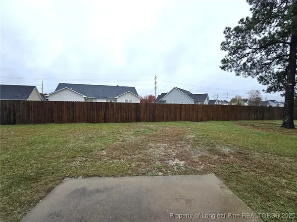 a view of a backyard