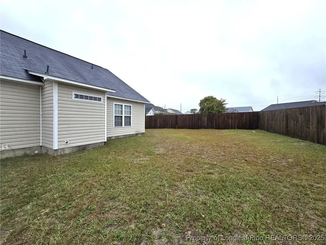 a view of a backyard