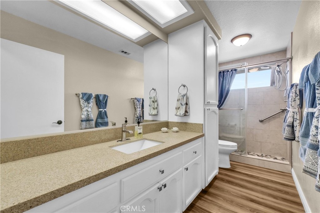 13931 Falling Leaf Road Apple Valley, CA 92307 - Photo 15 of 50 Primary Bathroom