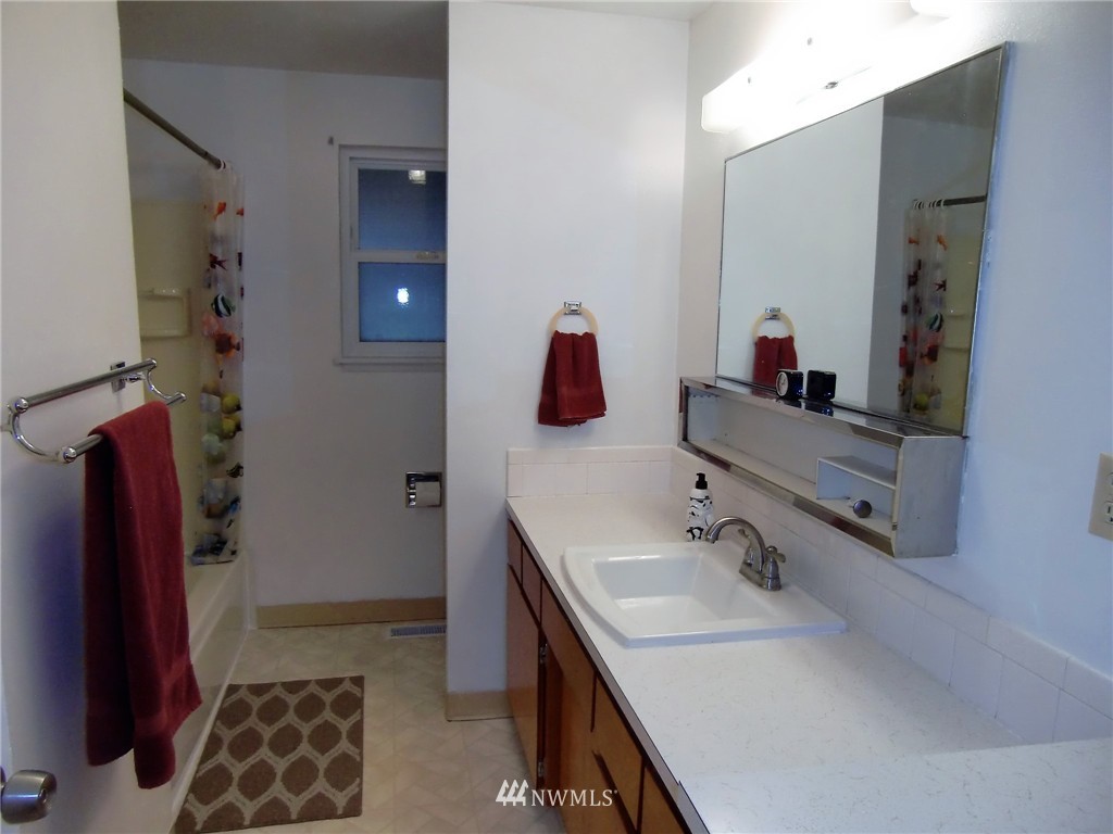 15834 Southeast 132nd Place Renton, WA 98059 - Photo 15 of 23 Gallery Image 15