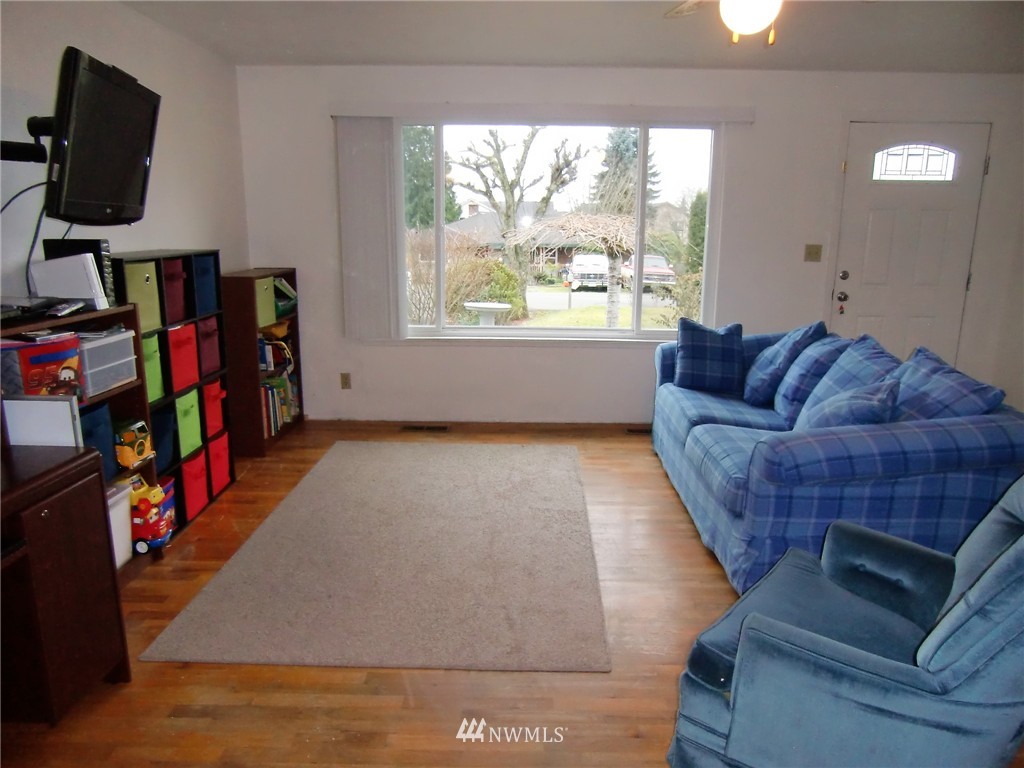 15834 Southeast 132nd Place Renton, WA 98059 - Photo 4 of 23 Gallery Image 4