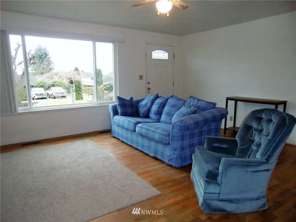 15834 Southeast 132nd Place Renton, WA 98059 - Photo 5 of 23 Gallery Image 5