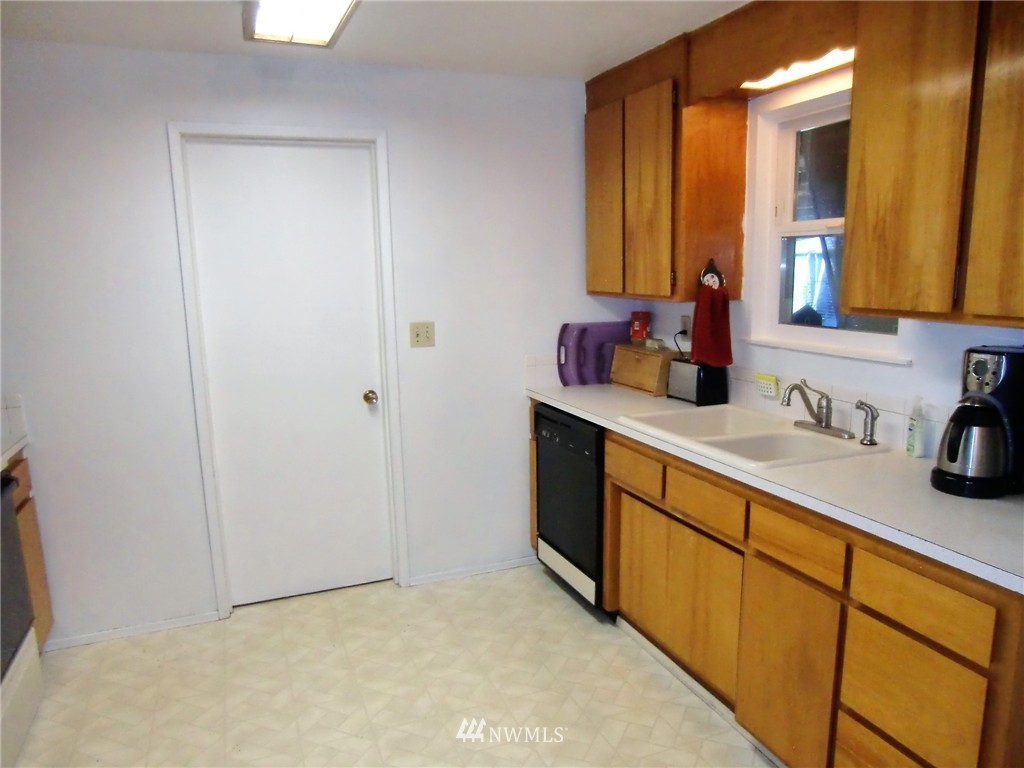 15834 Southeast 132nd Place Renton, WA 98059 - Photo 8 of 23 Gallery Image 8