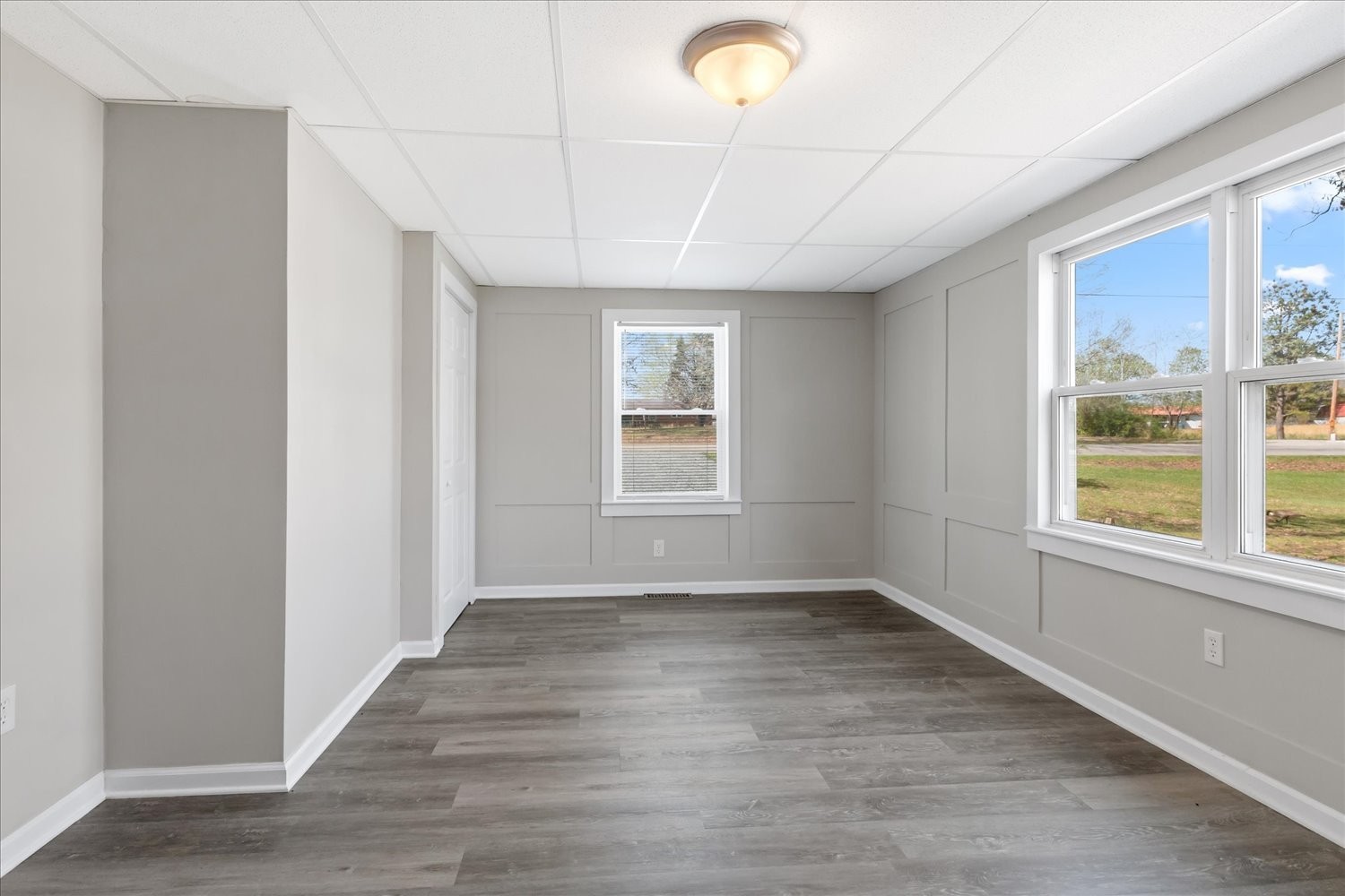 2540 Grays Bend Road Centerville, TN 37033 - Photo 33 of 48 a big room with wooden floor and natural light