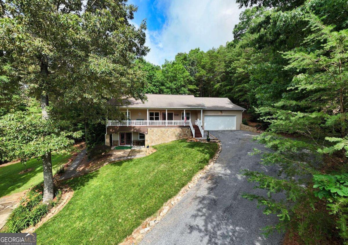 a view of a house with backyard