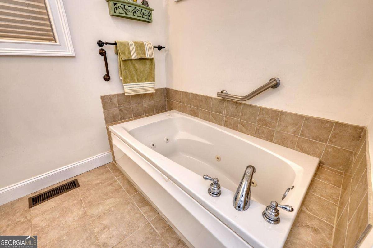 523 Sunnyside Shores Road Hiawassee, GA 30546 - Photo 18 of 55 a bathroom with a tub