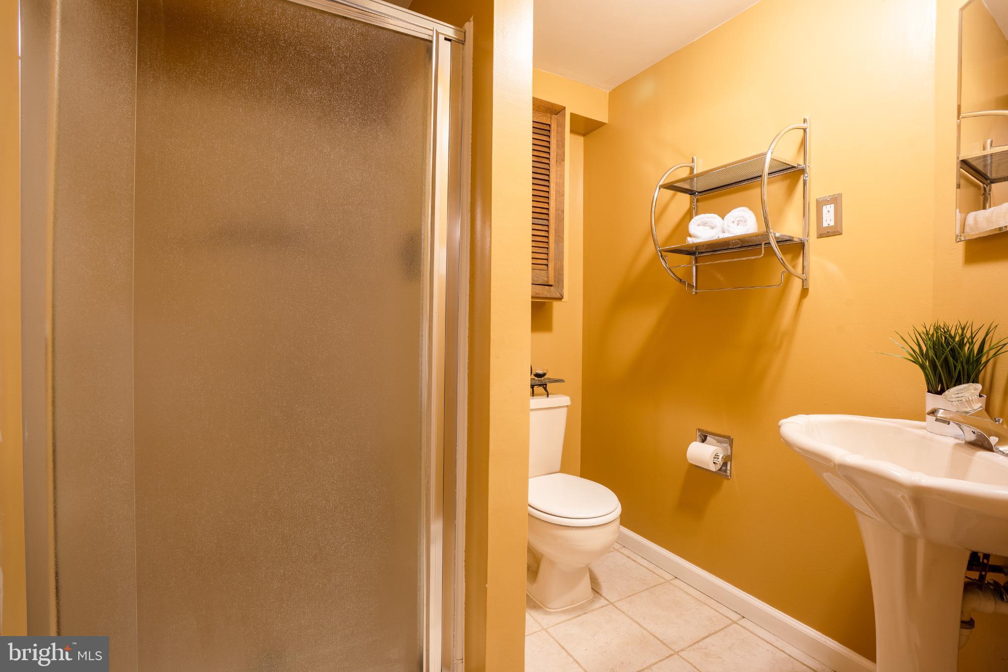 263 Riverdale Road Severna Park, MD 21146 - Photo 23 of 30 Charming bathroom with warm yellow hues.