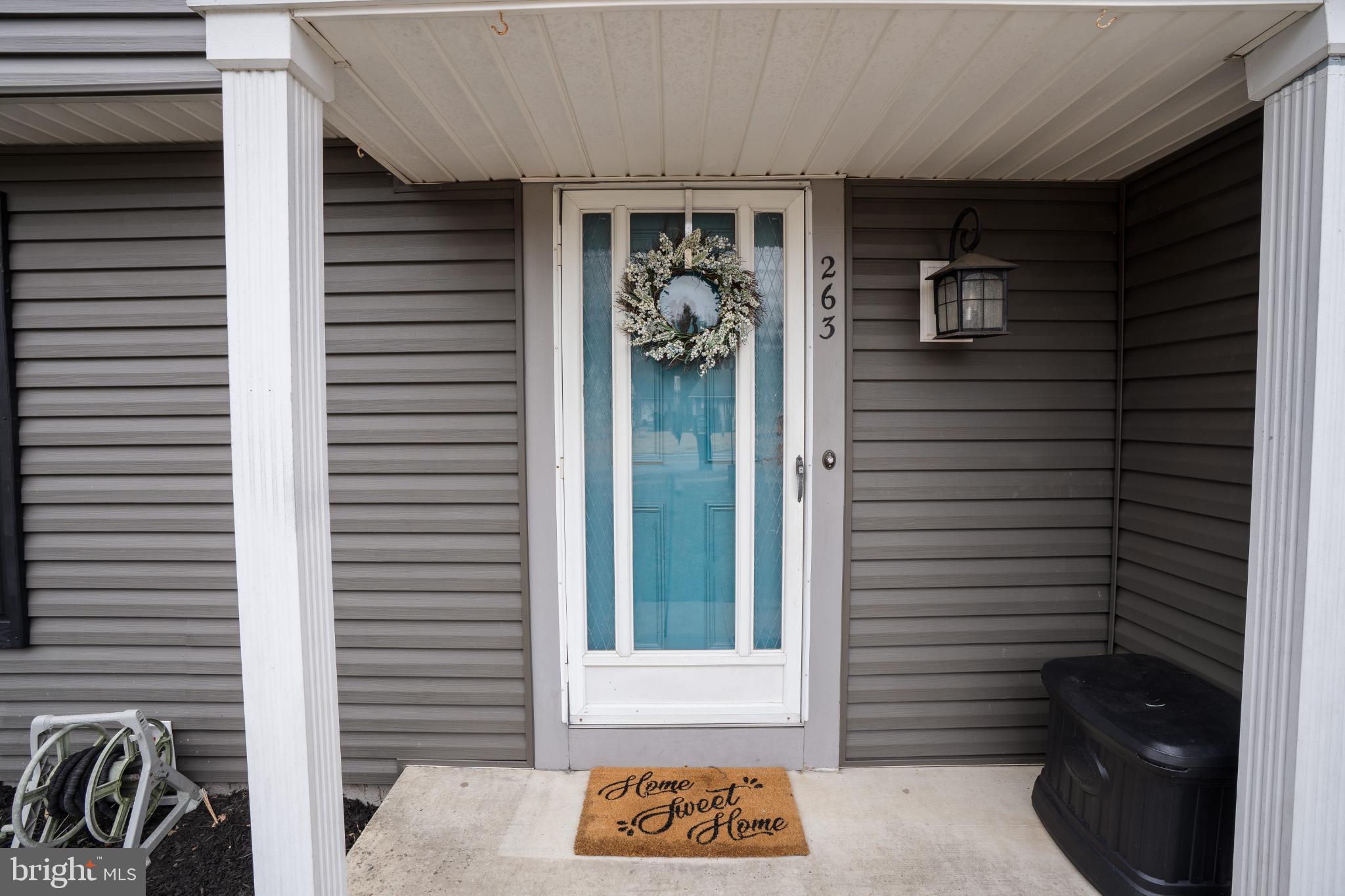263 Riverdale Road Severna Park, MD 21146 - Photo 3 of 30 Charming entryway with welcoming decor.
