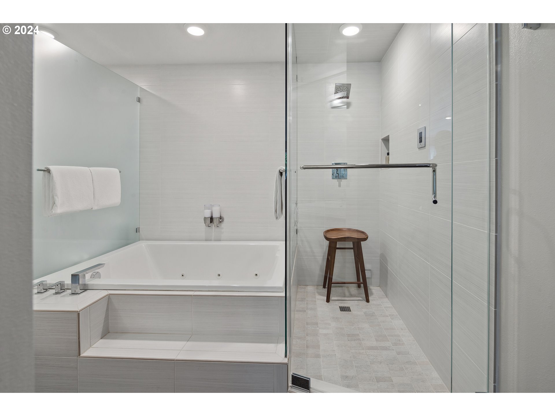 5427 Southwest View Point Terrace Portland, OR 97239 - Photo 20 of 40 a bathroom with a sink a toilet and bathtub