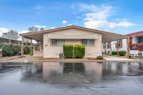 a view of a house with a yard