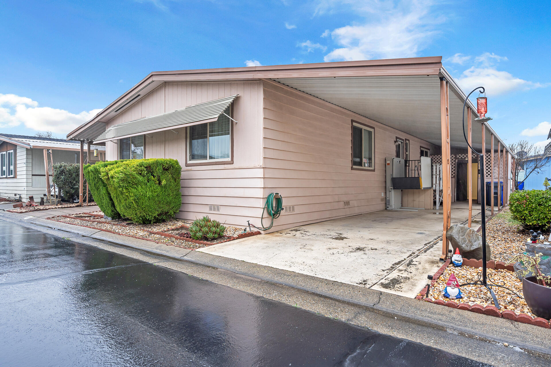 350 Gilmore Road, Unit SPC 88 Red Bluff, CA 96080 - Photo 28 of 31 a front view of a house with garden