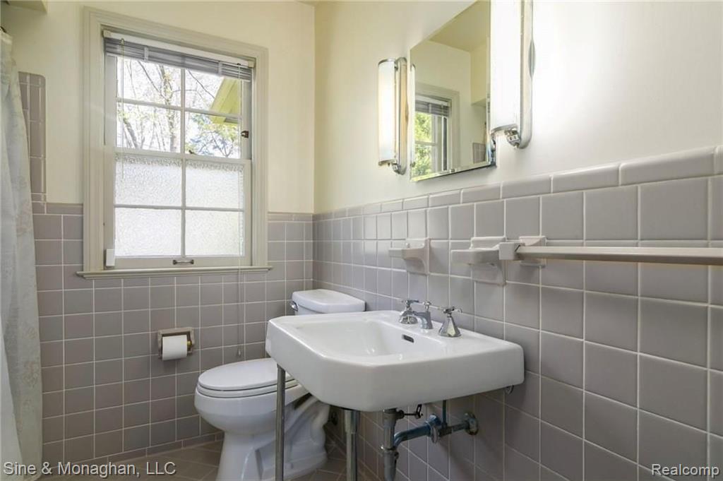 74 Handy Road Grosse Pointe Farms, MI 48236 - Photo 16 of 28