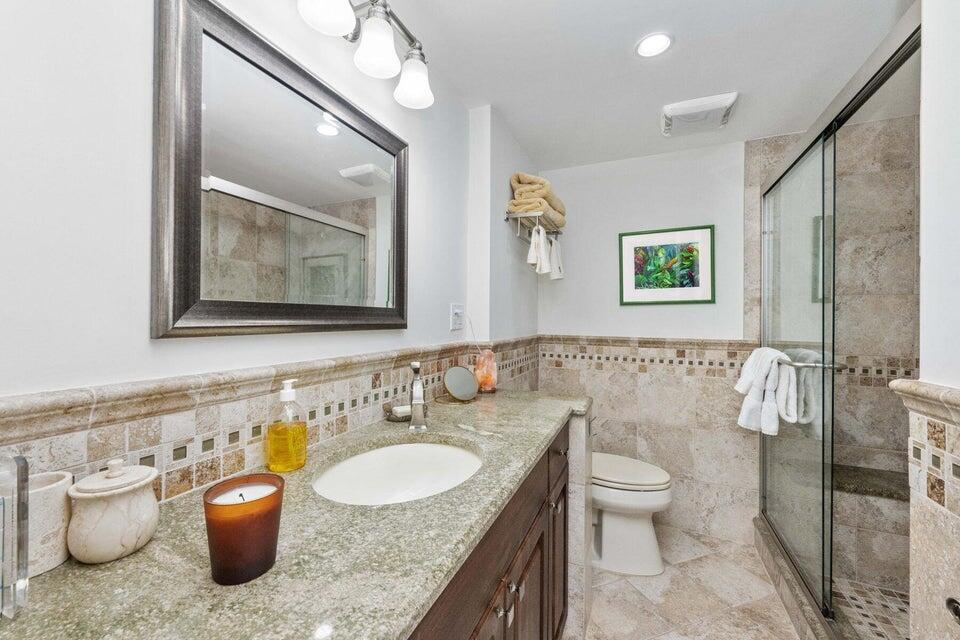250 Northeast 20th Street, Unit 1010 Boca Raton, FL 33431 - Photo 13 of 23 guest bathrm