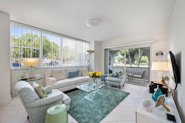 $1,900 | 250 Northeast 20th Street, Unit 1010, Boca Raton, FL 33431