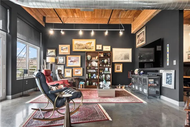 $1,300,000 | 210 West 5th Street, Unit 211, Kansas City, MO 64105