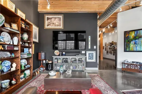 $1,300,000 | 210 West 5th Street, Unit 211, Kansas City, MO 64105