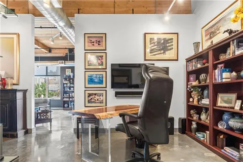 $1,300,000 | 210 West 5th Street, Unit 211, Kansas City, MO 64105