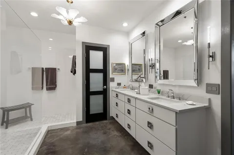 $1,300,000 | 210 West 5th Street, Unit 211, Kansas City, MO 64105