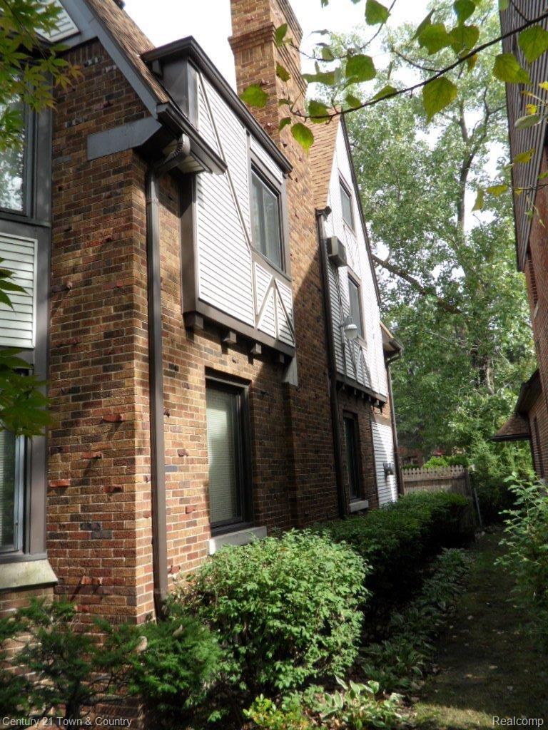 19630 Roslyn Road Detroit, MI 48221 - Photo 24 of 25 Side view 1 of home