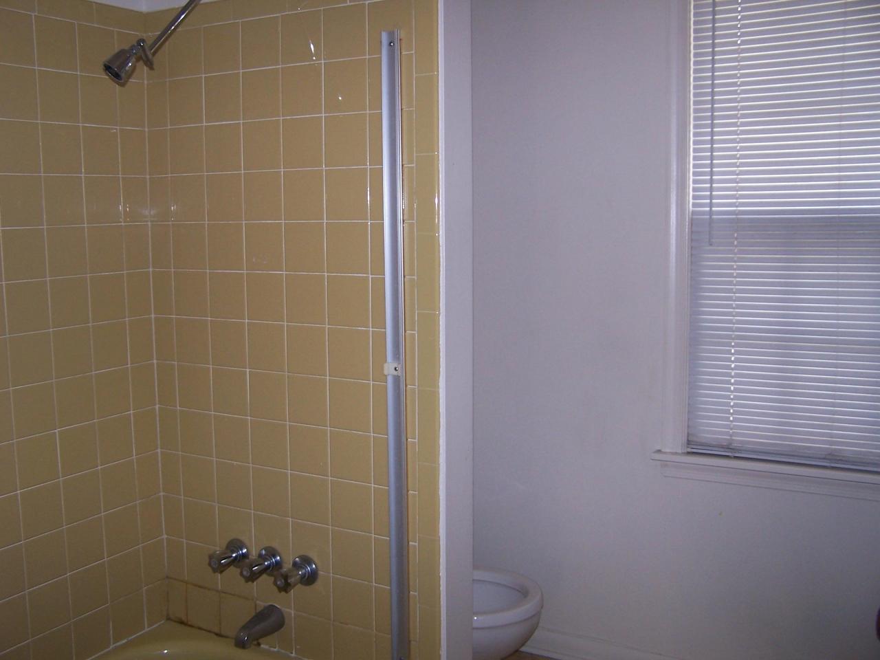 1646 Andrews Road Northwest Roanoke, VA 24017 - Photo 9 of 13 Main Bath