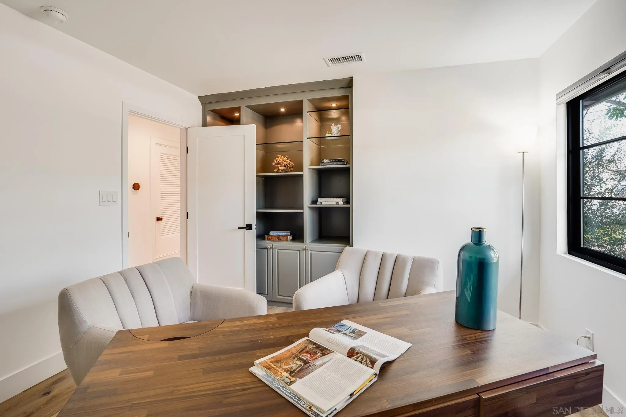 8804 Robinhood Lane La Jolla, CA 92037 - Photo 25 of 58 a living room with furniture
