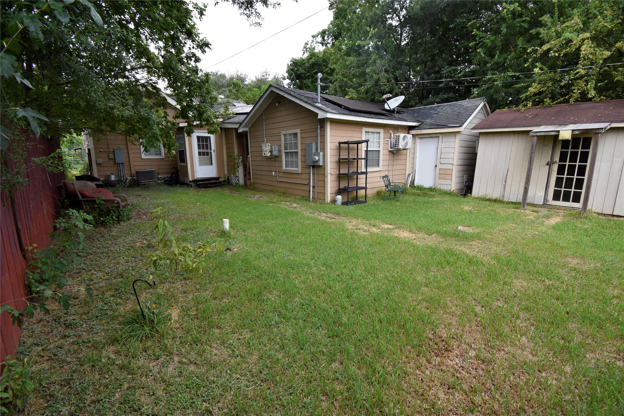 819 Center Street Pasadena, TX 77506 - Photo 6 of 11 a view of a yard in front of a house with plants and large tree