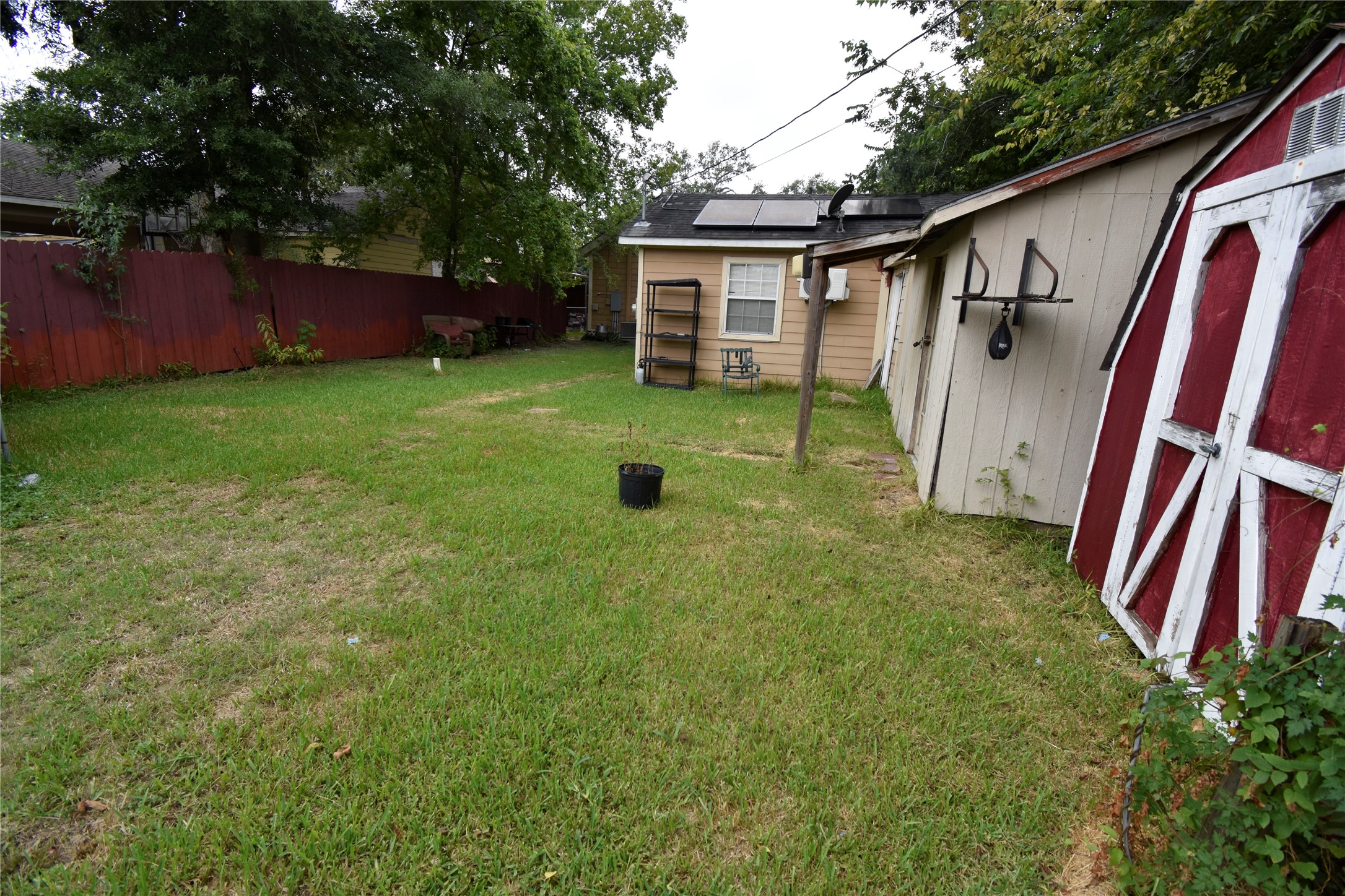 819 Center Street Pasadena, TX 77506 - Photo 10 of 11 a backyard of a house with table and chairs