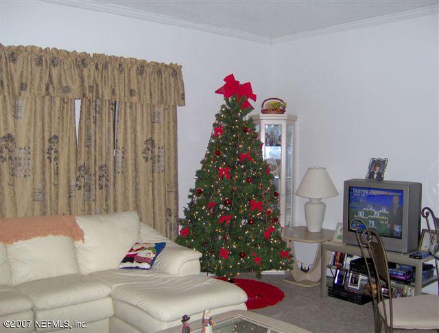 220 Tanner School Bus Road Florahome, FL 32140 - Photo 4 of 13 living room