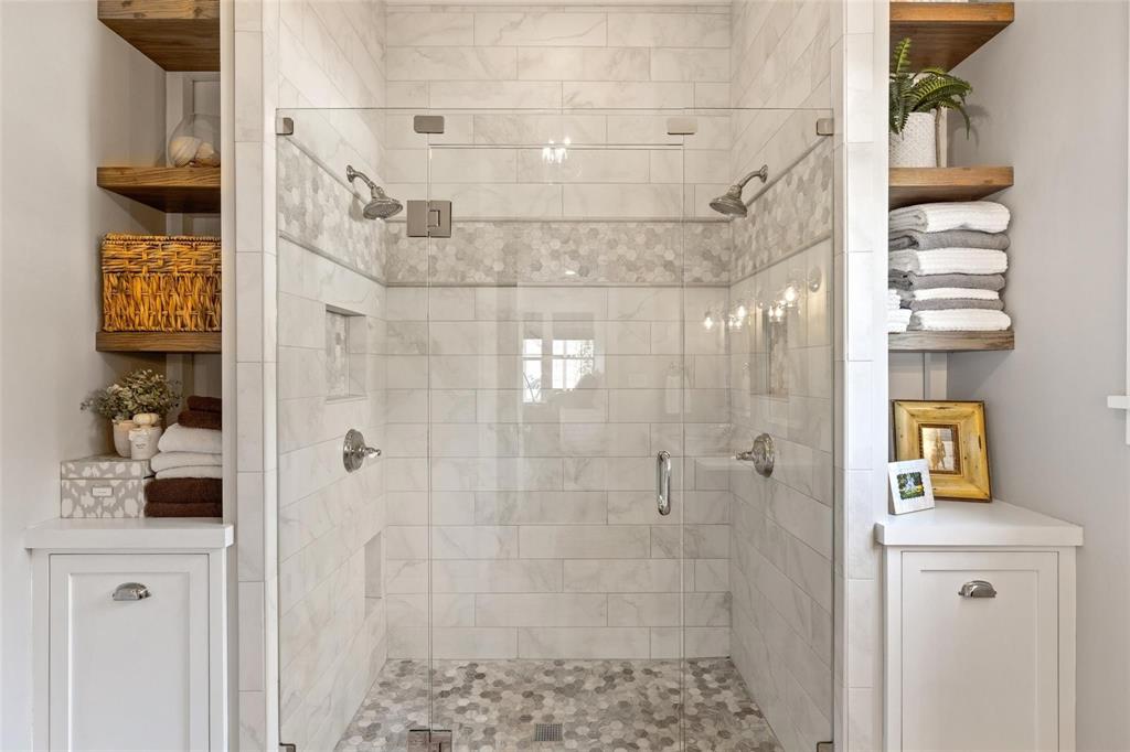 1109 East Oakdale Road Irving, TX 75060 - Photo 10 of 33 a bathroom with a shower
