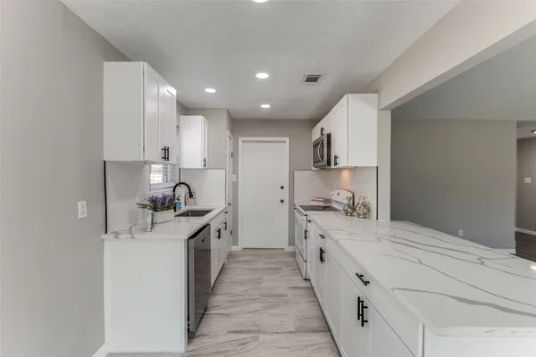 $2,100 | 13979 Towneway Drive, Sugar Land, TX 77498