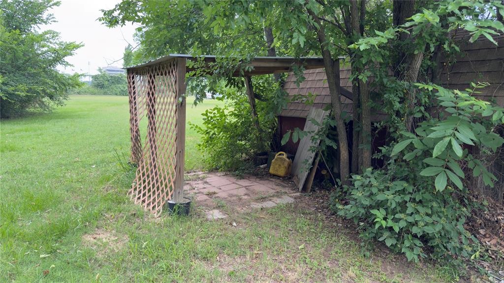 415 Meadowlark Trail Springtown, TX 76082 - Photo 32 of 35 a view of a backyard with plants and a large tree