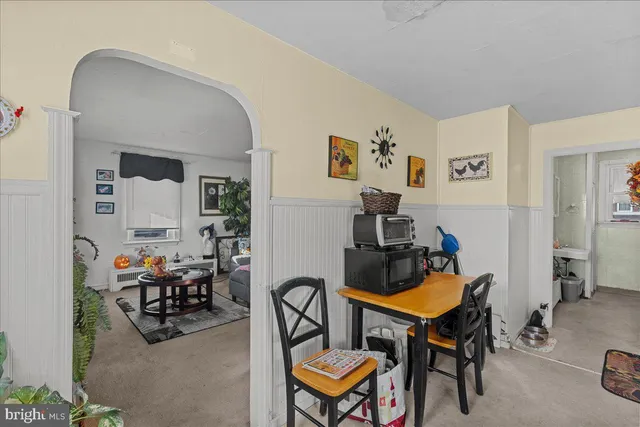 a view of a livingroom with furniture