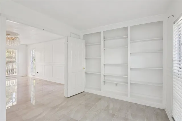 en empty room with windows and pillars in it