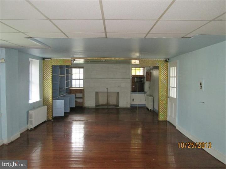 9230 Verree Road Philadelphia, PA 19115 - Photo 2 of 13 Family Room