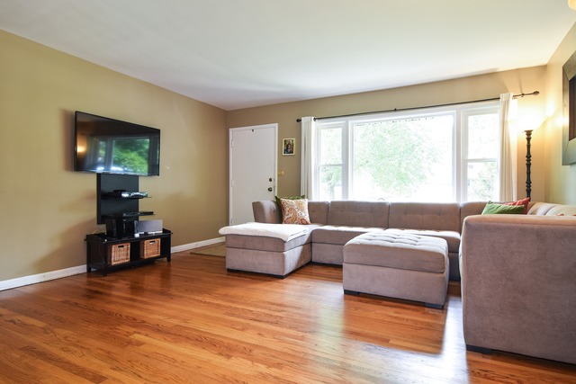 903 Crest Street Wheaton, IL 60189 - Photo 2 of 12