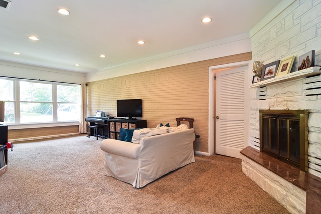 903 Crest Street Wheaton, IL 60189 - Photo 5 of 12