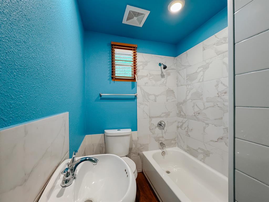 325 Fcr, Unit 1211 Fairfield, TX 75840 - Photo 13 of 28 a bathroom with a sink a toilet and shower